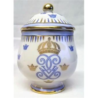 RORSTRAND GRIPSHOLM PATTERN CRÈME CUP & LID – LIMITED EDITION KINGS OF SWEDEN SERIES – GUSTAV V (1907-1950)
